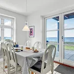 2 Bedroom Beautiful In 펜션 Tranekær