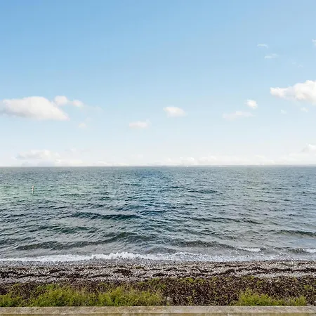 2 Bedroom Beautiful In Hébergement de vacances *