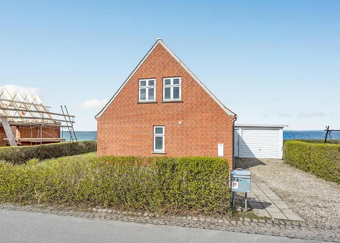 2 Bedroom Beautiful In Semesterbostad