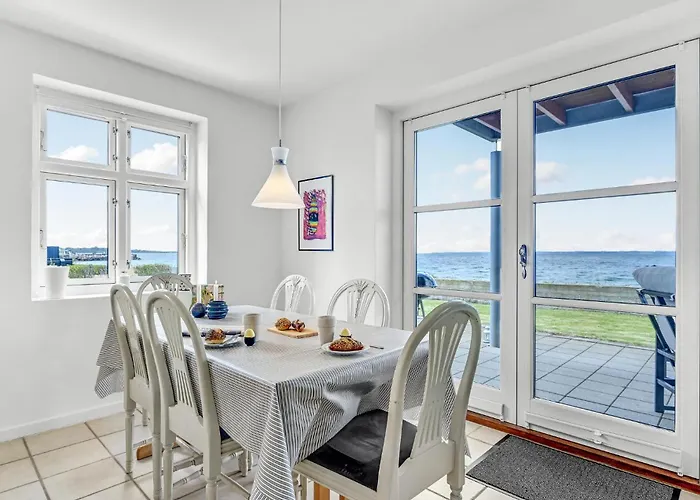 2 Bedroom Beautiful In Holiday home Tranekaer